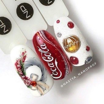 Новогодний дизайн ногтей «Кока Кола» с декором в виде елочных игрушек, праздничного венка