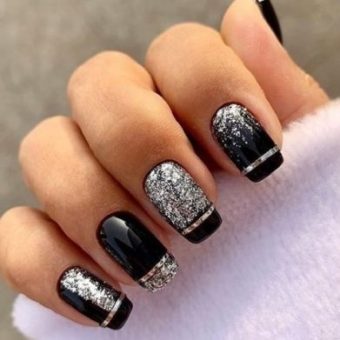 Новогодний дизайн ногтей в черном цвете с растяжкой из серебренных блесток и лентой