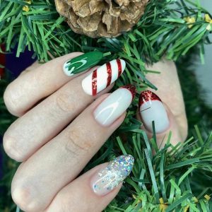 Новогодний праздничный дизайн длинных ногтей с блестками, снежинками, полосками