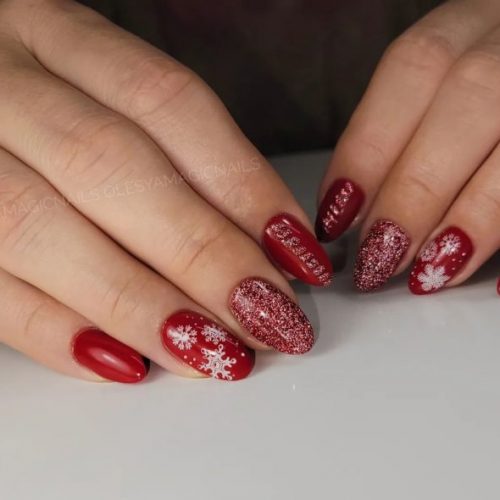 Новогодний темно-красный дизайн ногтей с мерцающими блестками, рисунками снежинок