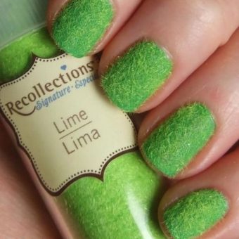 Однотонный бархатный маникюр в зеленом цвете на короткие ногти