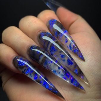 Оформление длинных ногтей-стилетов с прозрачными основами и ярко-синими украшениями