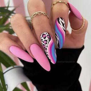 Оформление длинных ногтей в розовом цвете с леопардовыми и радужными вставками