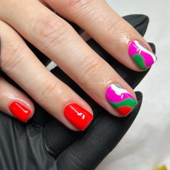 Оформление коротких квадратных ногтей в красном, зеленом, белом и фиолетовом цвете