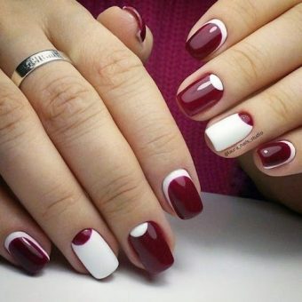 Оформление квадратных коротких ногтей в бардово-белом цвете с контрастными лунками