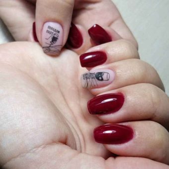 Оформление ногтей винного цвета с черными рисунками руки с бокалом и тематическими надписями