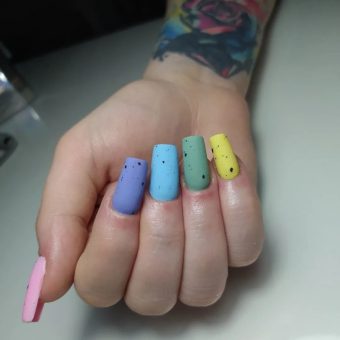 Оформление ногтей «Перепелиное яйцо» с чередованием цветов – желтого, розового, синего, зеленого