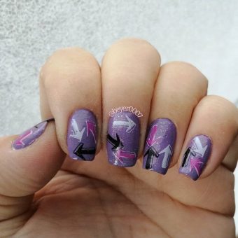 Оформление ногтей в фиолетовом цвете с рисунками стрел разного направления