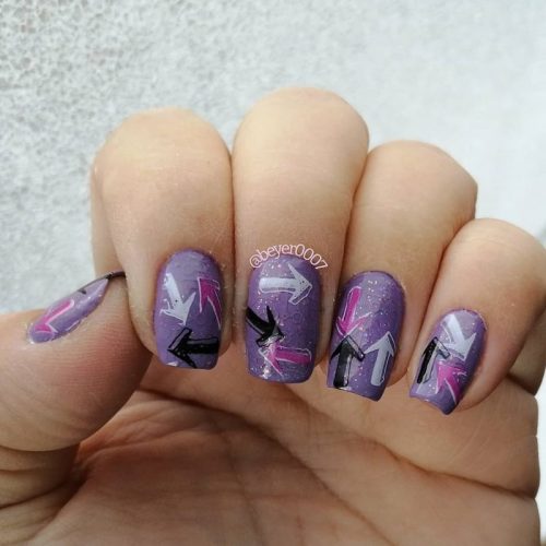 Оформление ногтей в фиолетовом цвете с рисунками стрел разного направления