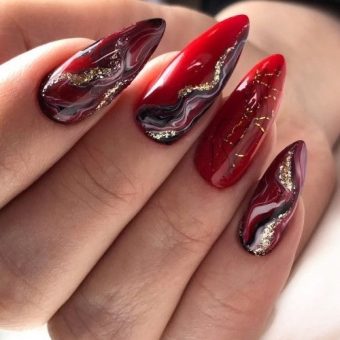 Оформление ногтей в красно-бардовых оттенках с разводами и блестками