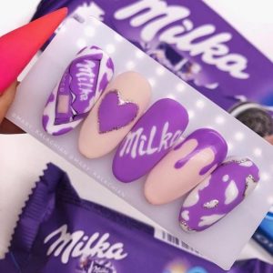 Оформление ногтей в стиле популярного шоколада Милка в фиолетовом цвете