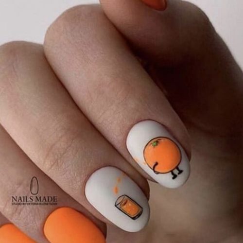 Оранжево-белый дизайн ногтей с матовым покрытием и рисунком апельсина, льющего сок в стакан