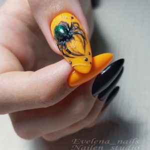 Оранжево-черный маникюр с объемным декором в виде паука, паутины, мелкими стразами