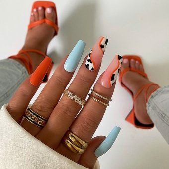 Оранжево-голубой дизайн ногтей со вставками – узорами в виде шкуры коровы