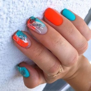 Оранжево-голубой маникюр на короткие ногти с интересными растительными рисунками