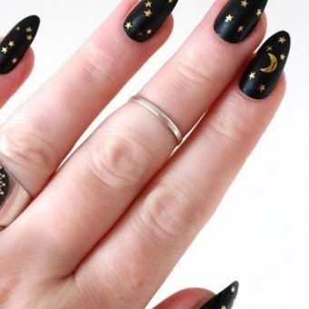 Оригинальное оформление ногтей в черном цвете с золотыми наклейками луны и звезд