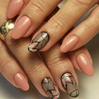 Оригинальное оформление ногтей Вуаль в персиковом цвете с цветочным рисунком в тон