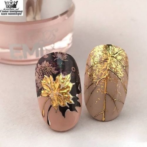 Осенний бежевый дизайн ногтей с темными и золотистыми вставками в виде листьев