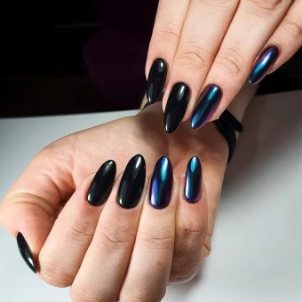 Переливающийся черный дизайн ногтей средней длины с глянцевым покрытием