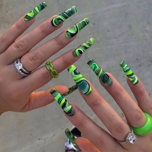 Пестрый салатово-зеленый дизайн ногтей с броскими узорами на каждом ногте