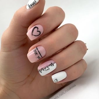 Популярный вариант оформления ногтей в бело розовом цвете с надписями и рисунками