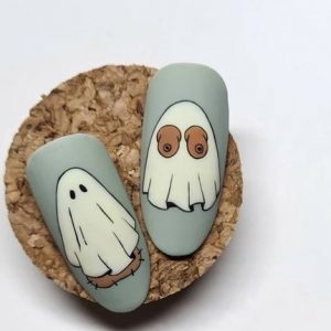 Провокационный серый маникюр с бело-коричневыми рисунками в виде интимных частей тела