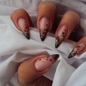 Прозрачный маникюр на длинные ногти с миниатюрными яркими сухоцветами