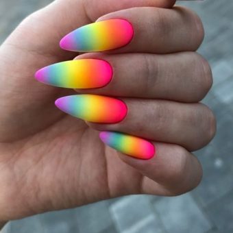 Радужный яркий дизайн миндальных ногтей средней длины с матовым покрытием