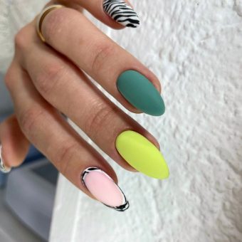 Разноцветный матовый маникюр на овальные ногти с декором в виде животного принта