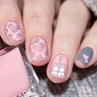 Романтичный розово-серый маникюр с рисунками сердечек и парочки влюбленных кроликов