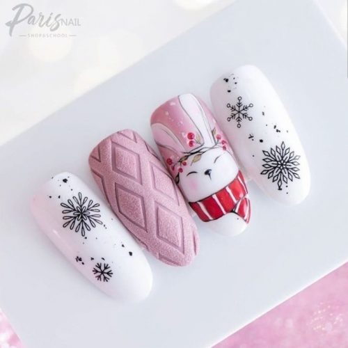 Розово-белый зимний маникюр с рисунком милого зайца в теплом шарфе, со снежинками