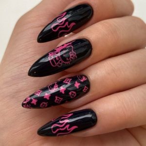 Розово-черный маникюр на ногти миндальной формы с рисунками Hello Kitty