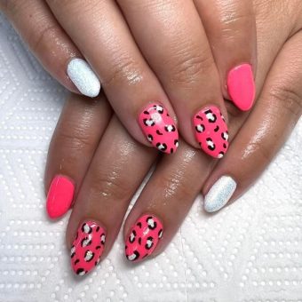 Розово-серебристый леопардовый маникюр на ногтях средней длины формы пика