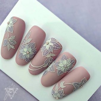 Розовое матовое оформление ногтей с оригинальным дизайном в виде цветов, со стразами