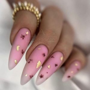 Розовый матовый маникюр на длинные ногти миндальной формы с миниатюрными цветочными рисунками