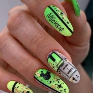 Салатовый маникюр «Микки Маус» с матовыми яркими основами, надписями и рисунками