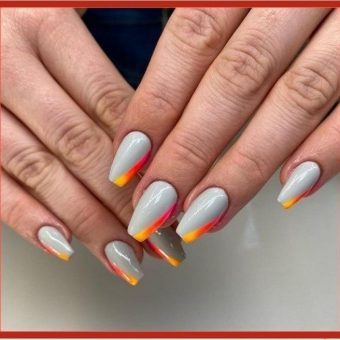 Серый глянцевый дизайн ногтей со скошенными оранжево-желтыми кончиками
