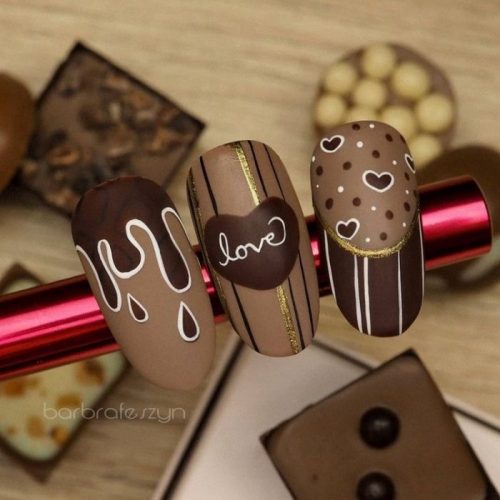 Шоколадный матовый маникюр с аппетитными подтеками, рисунками сердец и надписью «Любовь»