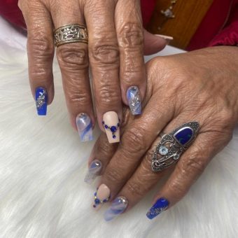 Сине-бежевый дизайн ногтей с яркими стразами, выложенными в виде драгоценных украшений