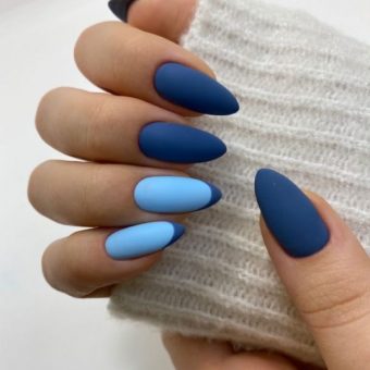 Сине-голубые матовые ногти формы миндаля с контрастным кончиком на двух пальцах