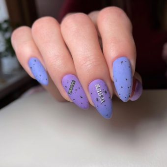 Сине-сиреневый дизайн на ногти миндальной формы с надписями Vogue и Beauty, пятнистым рисунком