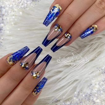 Синий дизайн ногтей насыщенного цвета с декоративными камнями в лунках с золотом