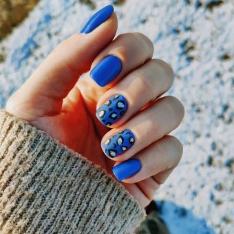Синий маникюр на короткие ногти с леопардовым рисунком из серебристых блесток