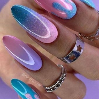 Розово-голубой дизайн ногтей с мерцающим покрытием, градиентом