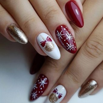Сказочный новогодний маникюр в красных и белых цветах с елочными шарами из золотого глиттера и снежинками на ногти средней длины миндальной формы