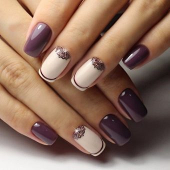 Скромный дизайн ногтей в темно-фиолетовом оттенке с рисунком и стразами в лунках