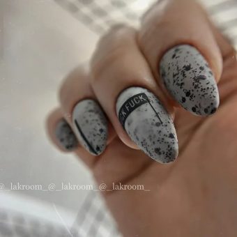 Смелый серый маникюр FUCK с надписью и дизайном перепелинное яйцо на миндалевидных ногтях