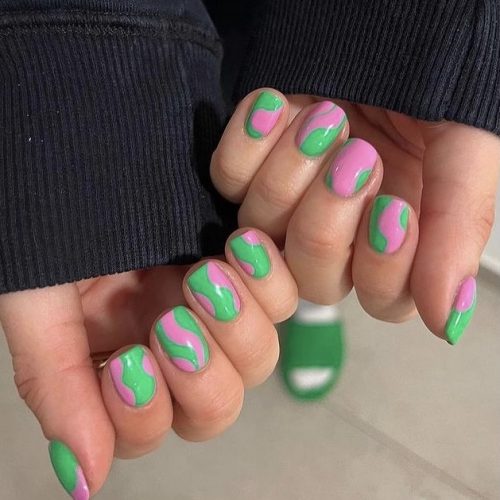 Сочный яркий дизайн ногтей в зеленом и розовом цвете с простыми узорами в виде волн
