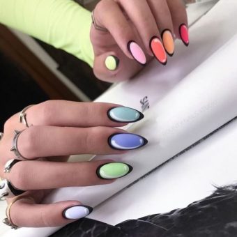 Современный цветной дизайн ногтей в стиле рисованных комиксов с черным контуром и белыми бликами