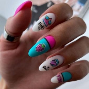 Современный яркий дизайн ногтей с наклейками в виде клубники, арбуза, летними надписями